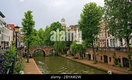 `oudegracht` Kanal in Utrecht, mit typisch holländischen Häusern, mit Kellern, die auf einem alten Kai ausfahren. Stockfoto